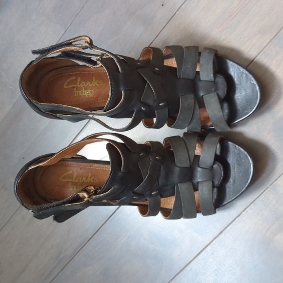 Clark's Size 6.5 Black Leather Sandals - Picture 4 of 11